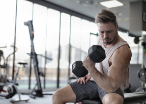 Ponerse en forma en el gimnasio para ser vigilante de seguridad privada